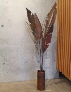 ストレリチアのイメージで軽やかな鉄のアートオブジェです。