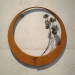 スイトピーの花をモチーフに、大きな円と組み合わせたウォールアートアート（壁面彫刻）です。繊細な花びらがソリッドの円の中で可憐です。