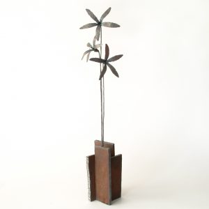 柳蘭の花の形をデフォルメして、花に焦点を絞って制作した鉄のアートオブジェです。