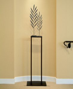 エレガンスヤシの葉をデフォルメして、風が葉をすり抜けるイメージをカタチにした鉄アートオブジェ。鎌倉プリンスホテル・チャペルに設置になりました。