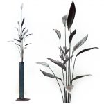 伸びやかな姿のヘリコニアがモチーフの鉄アートオブジェ。 中心部の花が構成のアクセントになっています。シャープなカタチの葉は、強く上に伸びる力を感じさせます。正面写真。