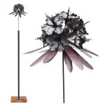 華やかなシャクナゲの花をトーチのように仕立てた鉄のアートオブジェ。柔らかい花びらと、少し厚み感のある葉がスッキリと構成されています。正面写真。