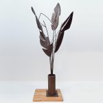 人気の高い観葉植物のストレリチアをモチーフにした 鍛鉄のアート作品です。 すっきりした立ち姿と大振りな葉が伸びやかに表現されています。 線で表現された葉と面を持つ葉で構成されています。正面写真。