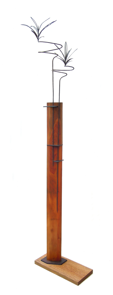 ドラセナ・サンデリアーナをモチーフにして、木と組み合わせて彫刻作品に作りました。全体写真。