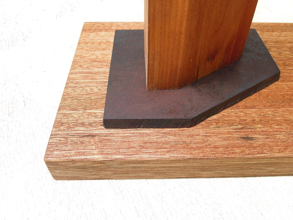 ドラセナ・サンデリアーナをモチーフにして、木と組み合わせて彫刻作品に作りました。ベースの部分の写真。