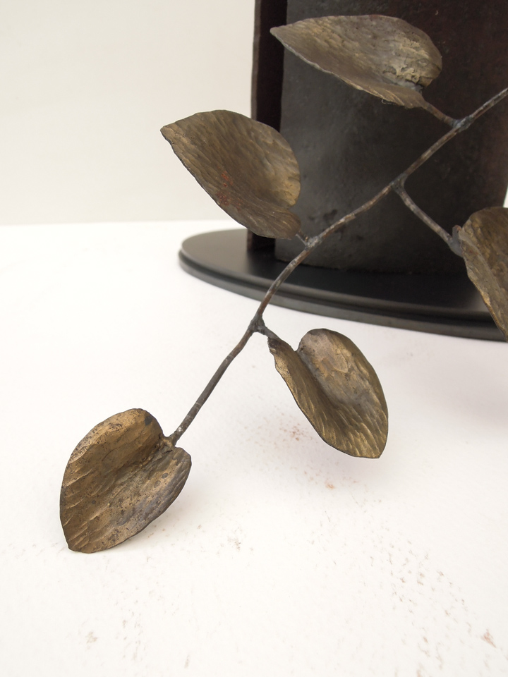 一枝のカンガルーアイビーをモチーフに軽やかで伸び伸びした印象にまとめたアイアンアート。一枚一枚の葉がイキイキしています。先端の葉のアップ写真。