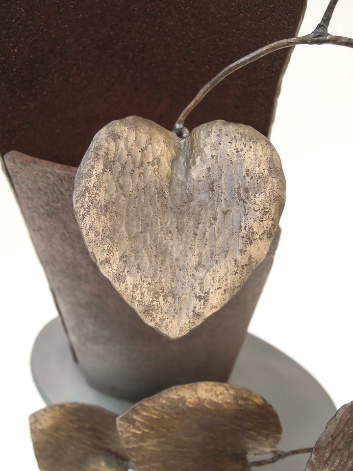 一枝のカンガルーアイビーをモチーフに軽やかで伸び伸びした印象にまとめたアイアンアート。一枚一枚の葉がイキイキしています。葉のアップ写真。