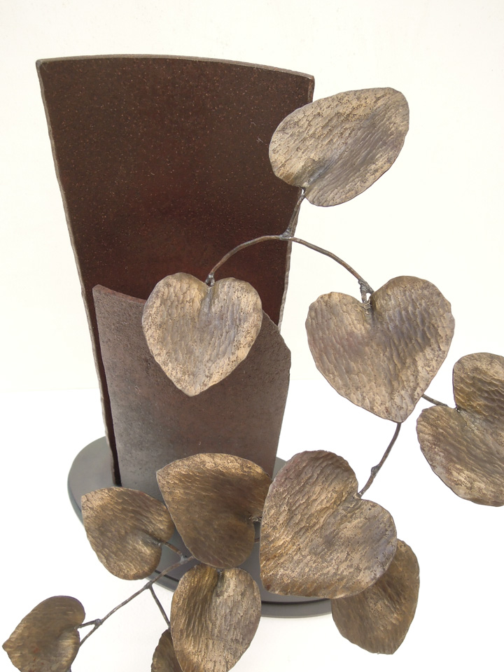 一枝のカンガルーアイビーをモチーフに軽やかで伸び伸びした印象にまとめたアイアンアート。一枚一枚の葉がイキイキしています。葉のつき方がわかる