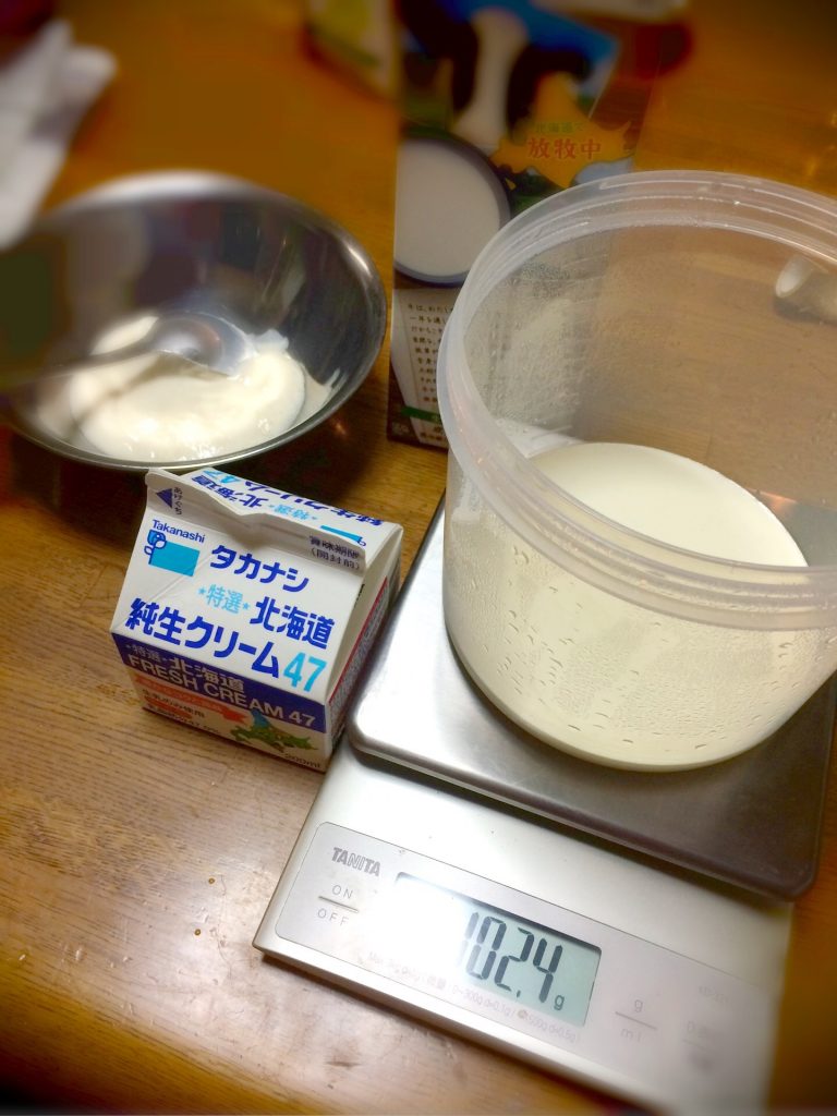 クリームチーズを手作りする準備の様子