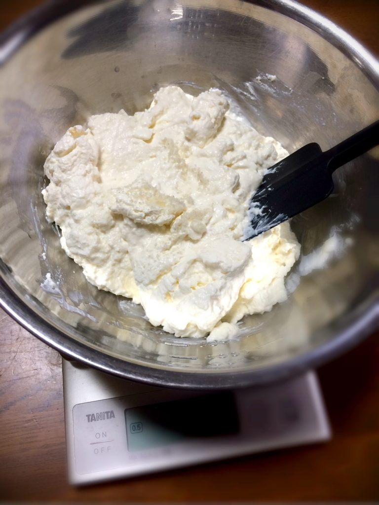 クリームチーズを手作りする工程、水切りしてタネに塩を加えてこねる様子