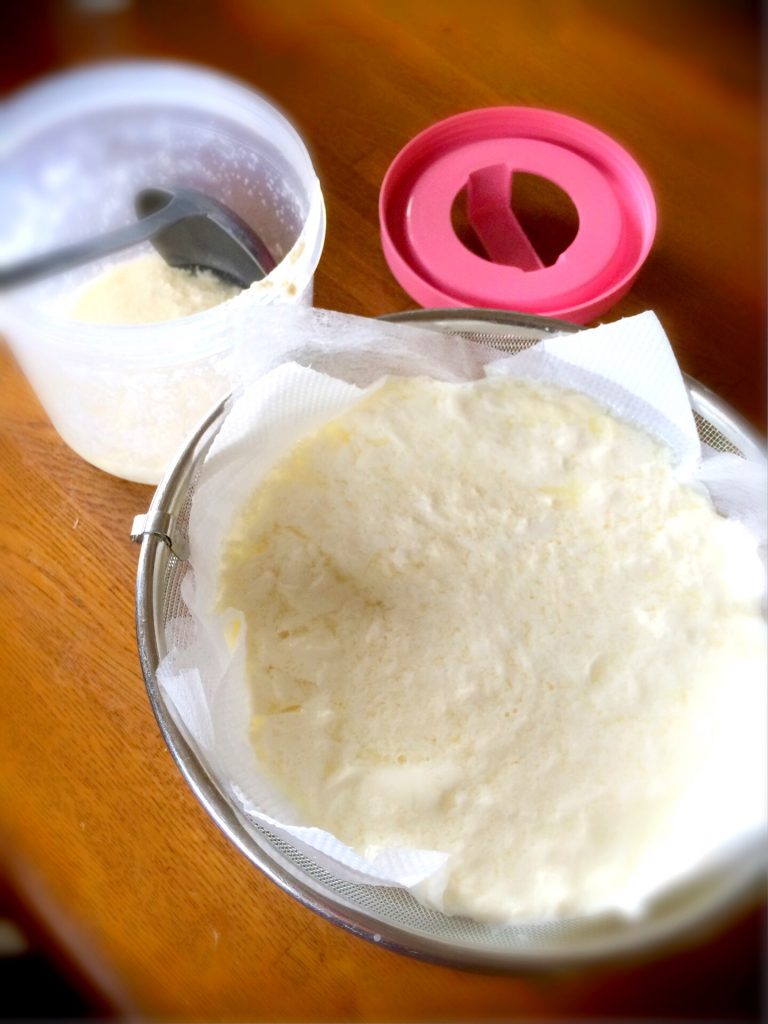 クリームチーズを手作りする工程、緩く固まったタネを濾す様子