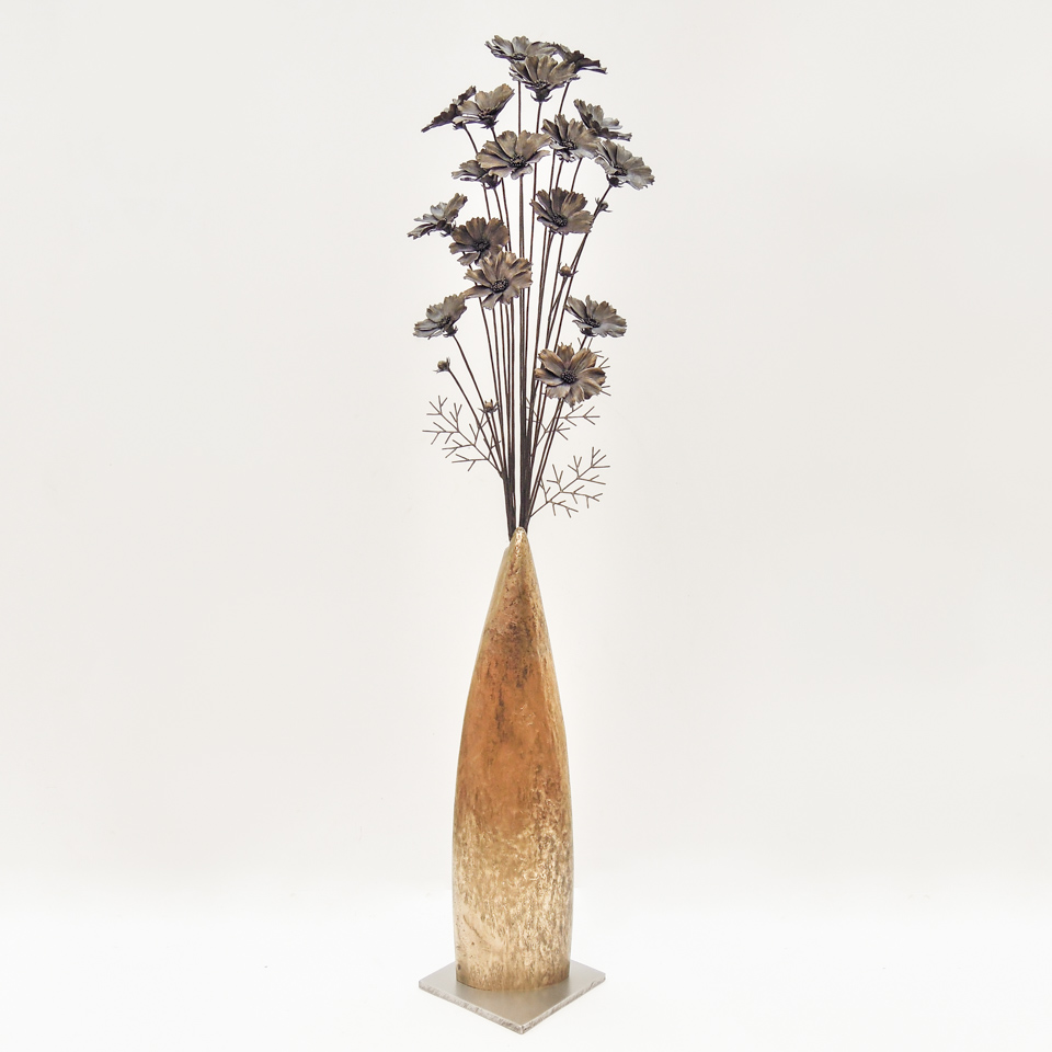 コスモスの花束を鉄で表現したアートオブジェ。可憐な花と葉脈だけのような葉を繊細に作りこみ真鍮とステンレスのベースと組み合わせました。全体写真。