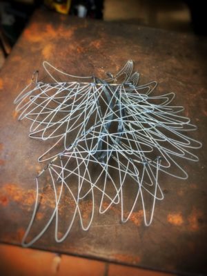 試作した針金翼の一部です。あまり大きくしても翼が重く感じるようで良くありませんでした。