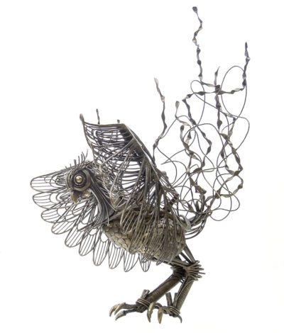 鉄のアートオブジェ。鍛鉄で伝説の生物を制作した幻想的鉄生物 L-Febシリーズ「鳳凰＿鳳」横からの写真。ボディは鱗で覆われ、翼は透け感のあるワイヤー表現です。