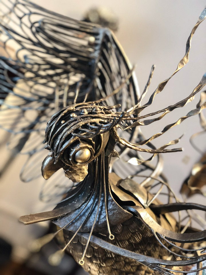 鍛鉄で伝説の生物を制作した幻想的鉄生物 L-Febシリーズ「鳳凰＿鳳」個展会場での写真。ハロゲンライトに照らされ、細部まで綺麗に見えています。撮影 横山沙布