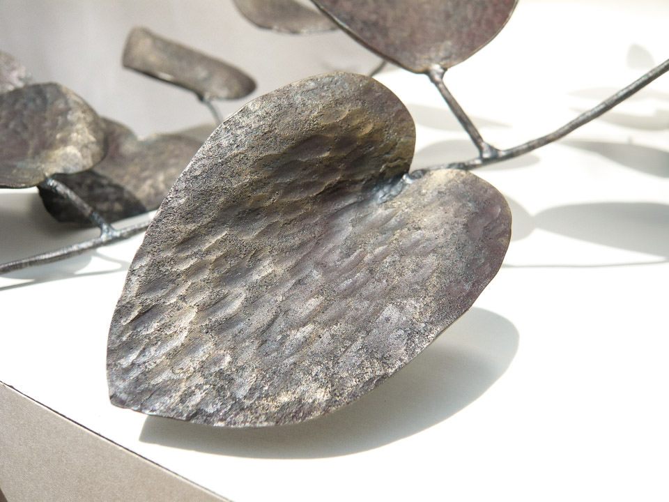 繊細に作り込んだ葉をふんだんに使って、軽く、華やかな印象の鍛鉄アートオブジェです。カンガルーアイビーをモチーフにしています。葉のアップ写真。