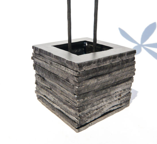 パキラをモチーフとした鍛鉄オブジェ。積層したてついたから枝が２本伸びているスタイルです。ベースの写真。