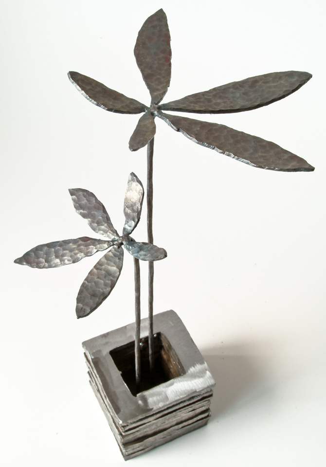 パキラをモチーフとした鍛鉄オブジェ。積層したてついたから枝が２本伸びているスタイルです。全体写真。