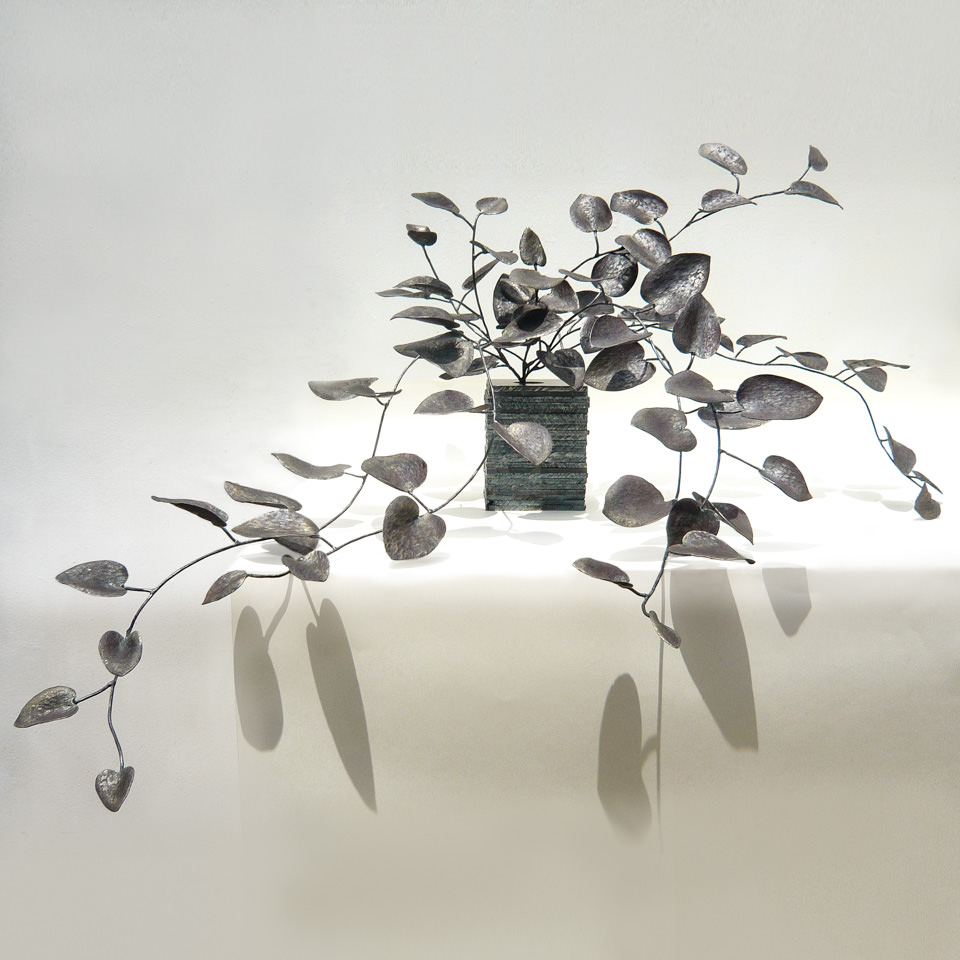 繊細に作り込んだ葉をふんだんに使って、軽く、華やかな印象の鍛鉄アートオブジェです。カンガルーアイビーをモチーフにしています。正面写真。