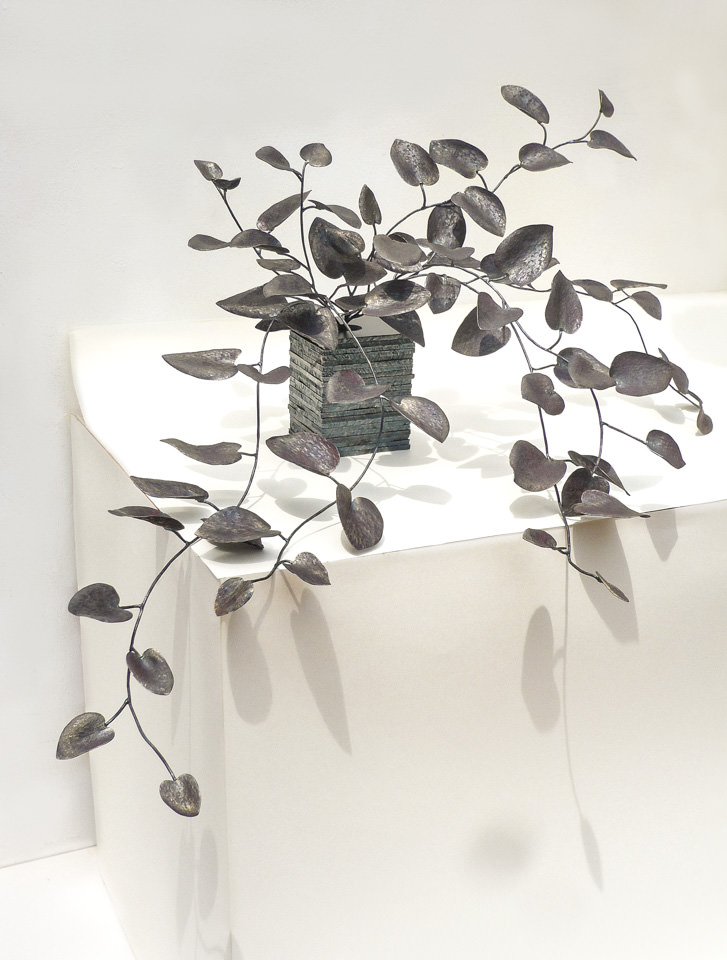 繊細に作り込んだ葉をふんだんに使って、軽く、華やかな印象の鍛鉄アートオブジェです。カンガルーアイビーをモチーフにしています。斜め上からの写真。