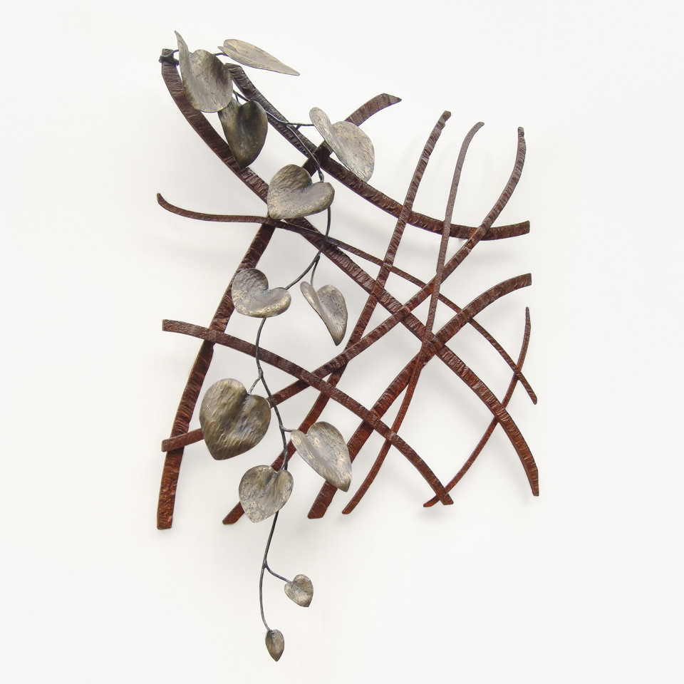 風の流れを模したラインにカンガルーアイビーが寄り添う鍛鉄アートの作品です。全体写真。