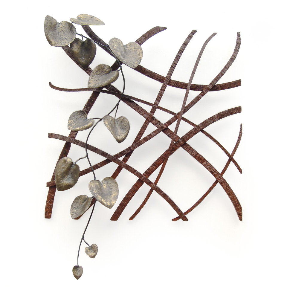 風の流れを模したラインにカンガルーアイビーが寄り添う鍛鉄アートの作品です。全体写真。