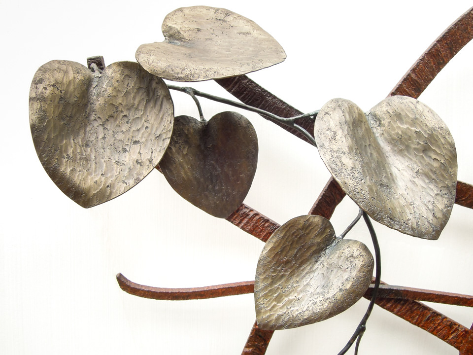 風の流れを模したラインにカンガルーアイビーが寄り添う鍛鉄アートの作品です。葉の写真。