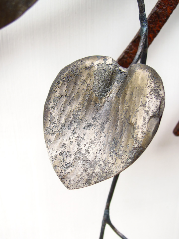 風の流れを模したラインにカンガルーアイビーが寄り添う鍛鉄アートの作品です。葉の写真。