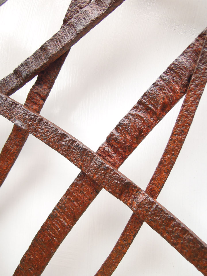 風の流れを模したラインにカンガルーアイビーが寄り添う鍛鉄アートの作品です。線のアップ写真。