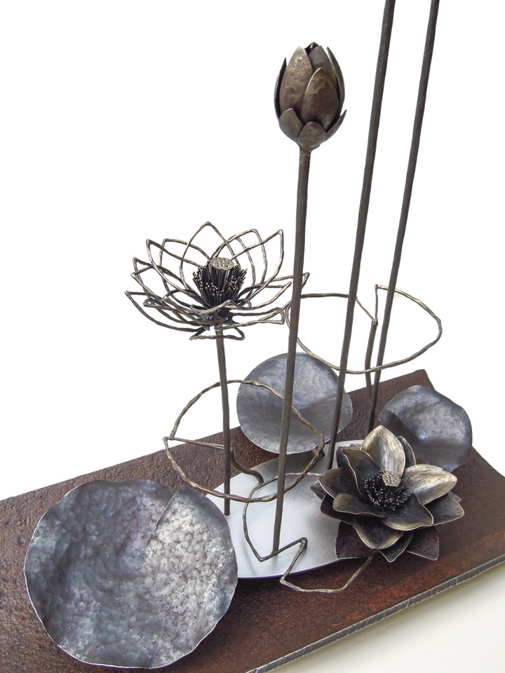 蓮の花が高く茎を伸ばし大きく咲いている姿を鉄で表現したアート作品です。蓮の構成。