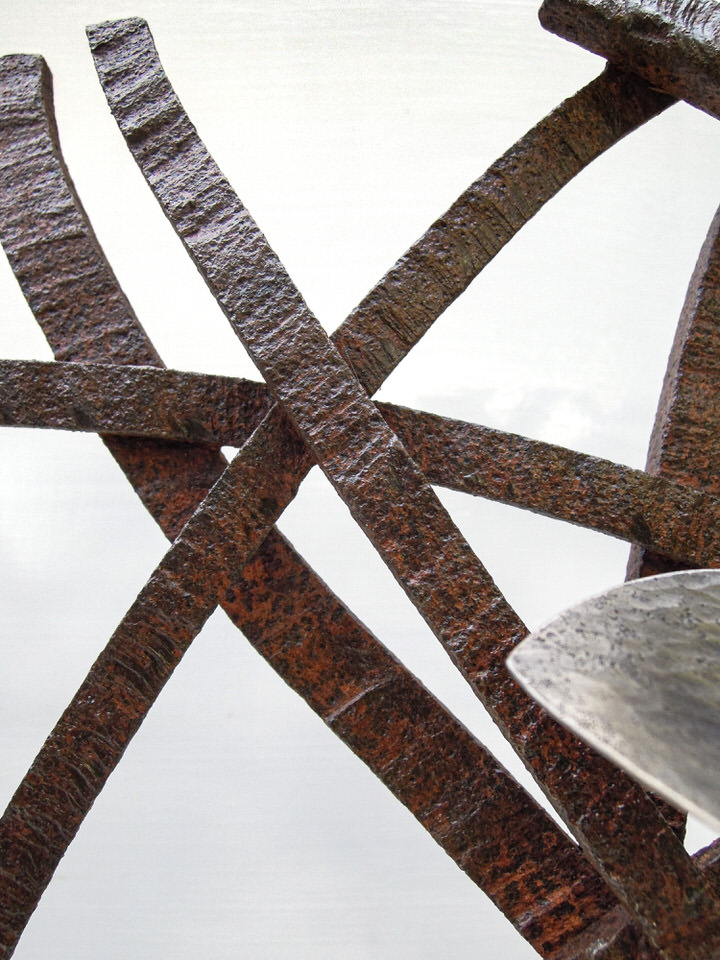 風の流れを模したラインを3枚のプレートで展開し、カンガルーアイビーが寄り添う鍛鉄アートの作品です。線表現の溶断棒詳細写真。