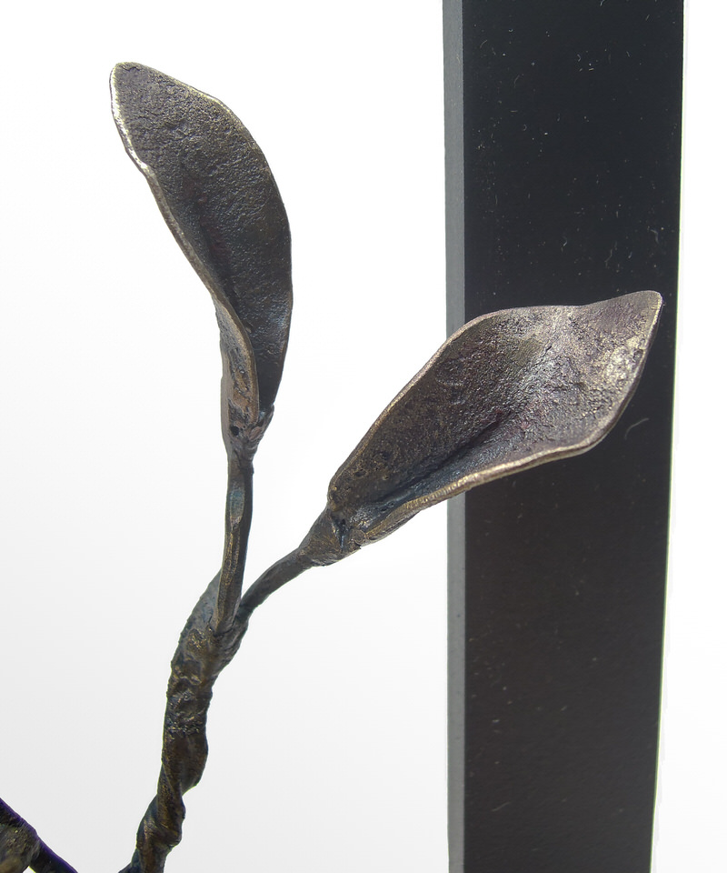 縦長のプレートに開いた窓からひと枝の山桜がのぞいている様子を鉄で表現したアート作品です。葉のセンターには打ち込みで葉脈の表現があります。