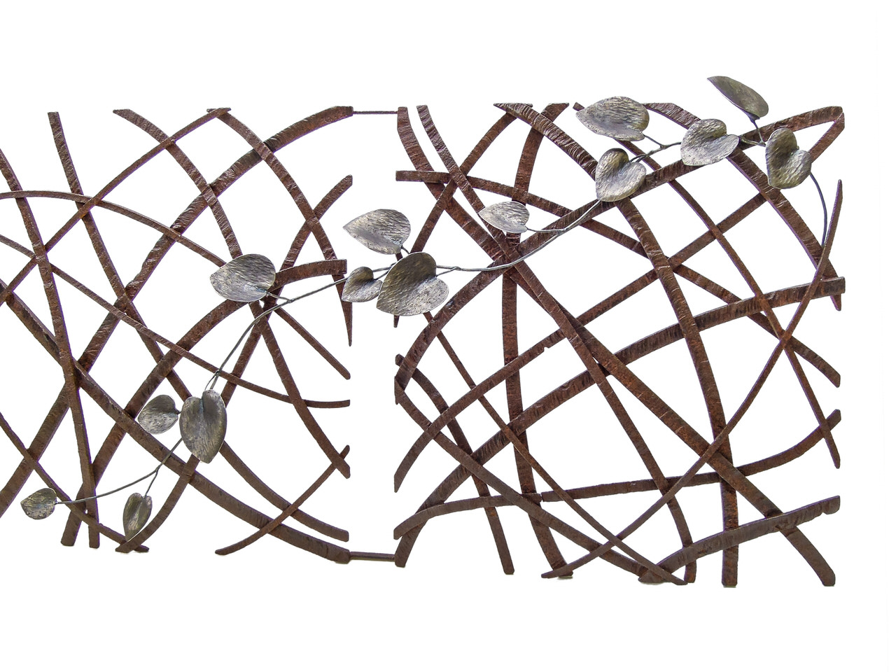 風の流れを模したラインを3枚のプレートで展開し、カンガルーアイビーが寄り添う鍛鉄アートの作品です。カンガルーアイビーのツルが伸びる様子の写真。