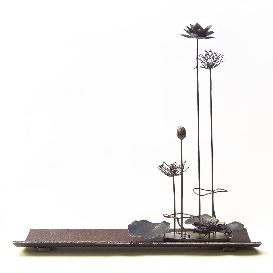 蓮の花が高く茎を伸ばし大きく咲いている姿を鉄で表現したアート作品です。全体写真。