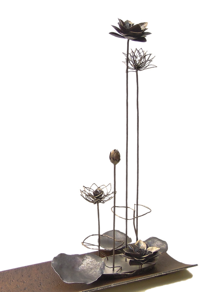 蓮の花が高く茎を伸ばし大きく咲いている姿を鉄で表現したアート作品です。蓮の構成。