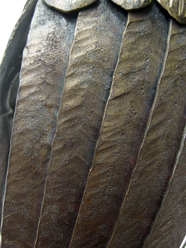 鍛鉄で伝説の生物を制作した幻想的鉄生物 L-Febシリーズ「ヤタガラス」。羽ディテール。