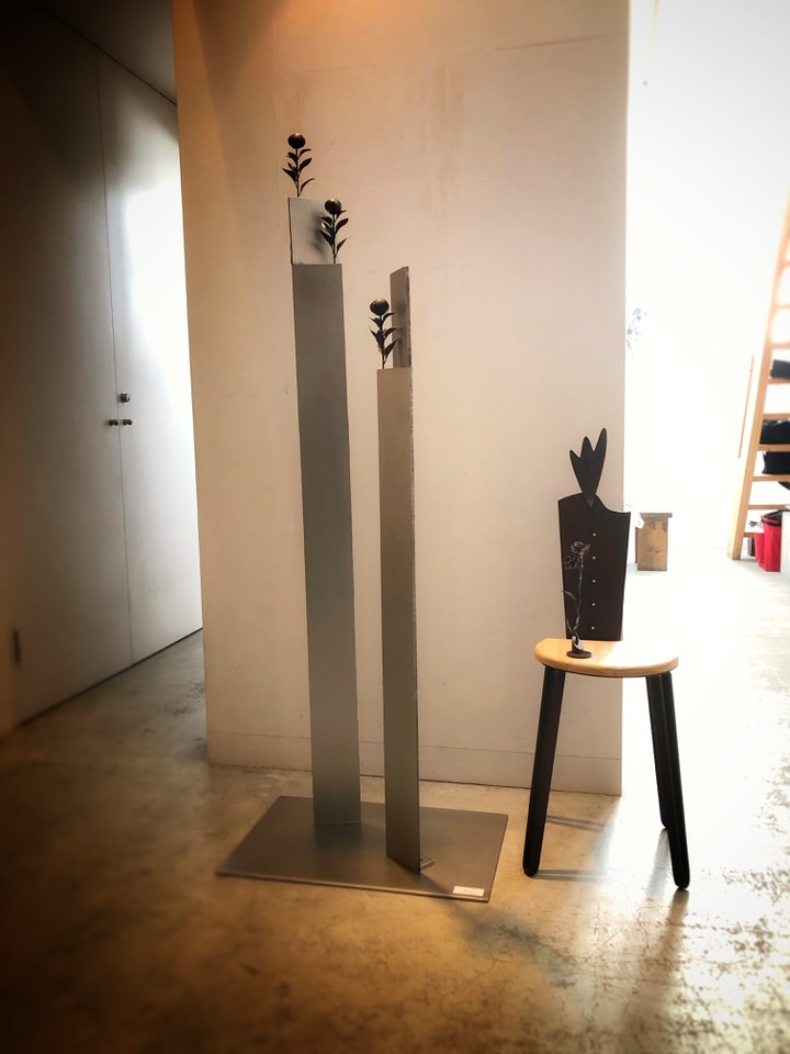 和歌山ヒロ画廊 鉄の仕事 江口真代・江口良一展 出品作品 翼あるものシリーズ「飛ぶことを思い出す椅子」と、カセキの時間シリーズ「遥かなる」