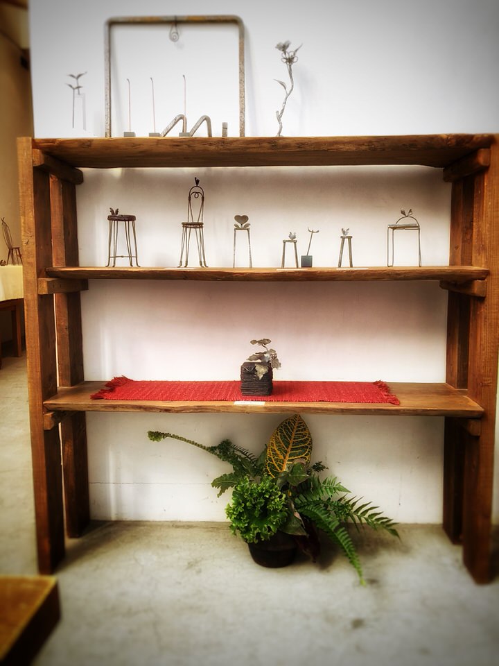 和歌山ヒロ画廊 鉄の仕事 江口真代・江口良一展 出品作品 掌に載る大きさの翼を持つ椅子たちと、鐡の植物アート