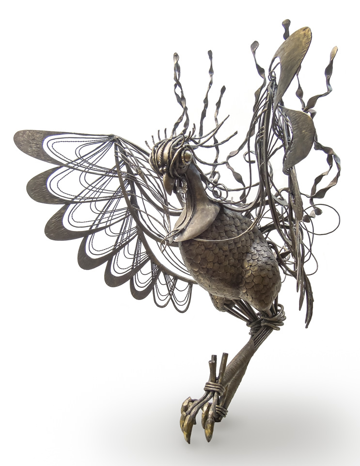 鍛鉄で伝説の生物を制作した幻想的鉄生物 L-Febシリーズ「鳳凰_凰」斜めからの写真。ボディは鱗で覆われ、翼は透け感のあるワイヤー表現です。