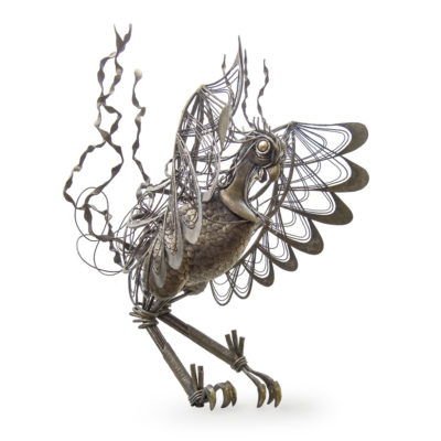 鉄のアートオブジェ。鍛鉄で伝説の生物を制作した幻想的鉄生物 L-Febシリーズ「鳳凰＿凰」横からの写真。ボディは鱗で覆われ、翼は透け感のあるワイヤー表現です。
