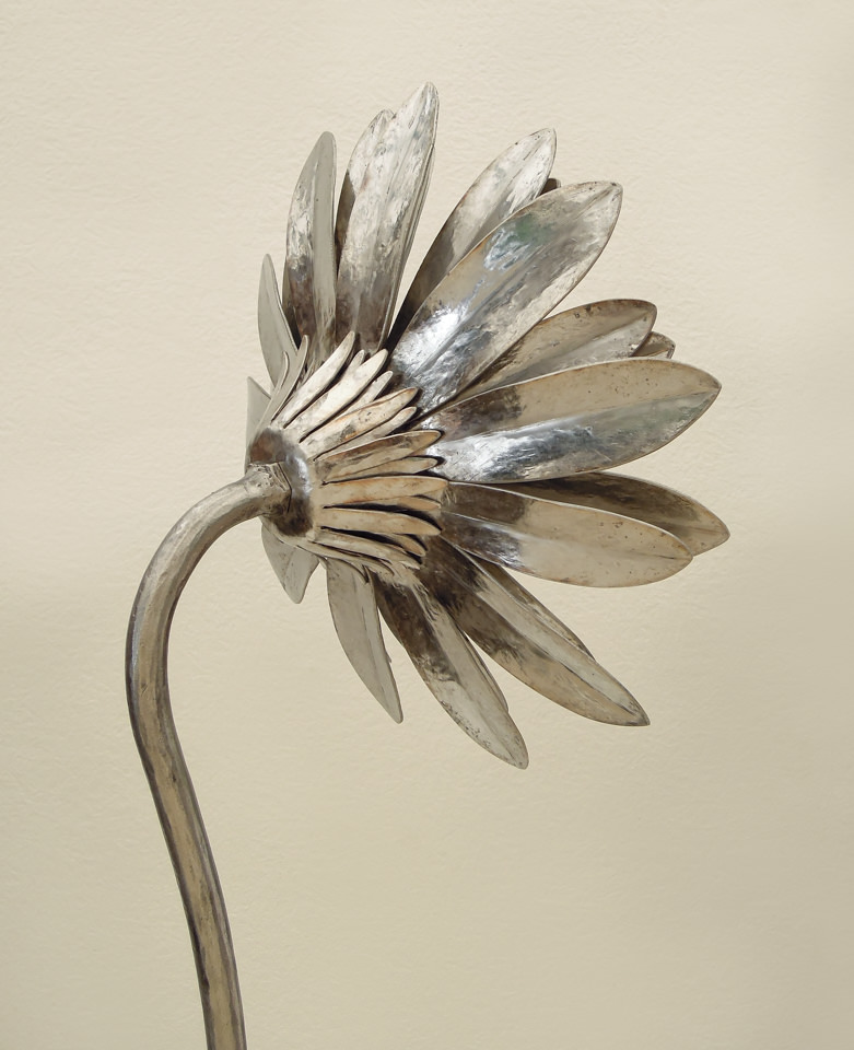 ガーベラの花をモチーフに拡大してステンレスで製作した彫刻です。花弁と顎は熱をかけずに鍛造して形を整えました。顎、花弁、花芯を分解してメンテナスできる仕様になっています。顎の表現。