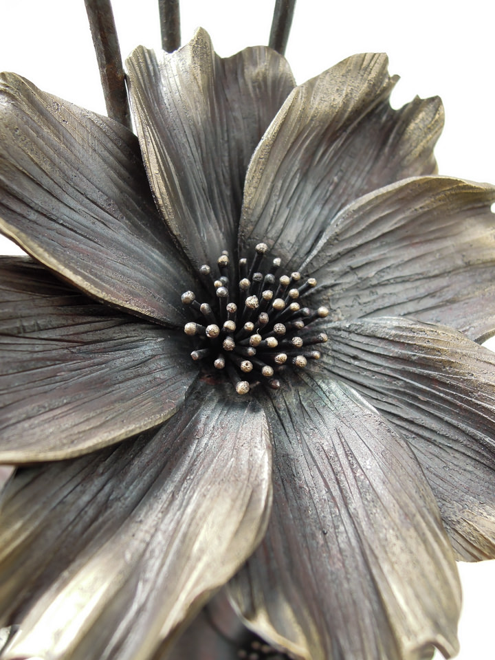 円の鉄プレートに鍛鉄のコスモスの花が添えられた彫刻作品です。咲ききったコスモスの花。丹念に鍛造された花弁は柔らかい風合いで、花芯は少し盛り上がっています。