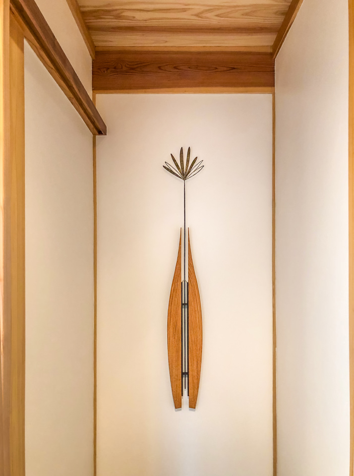 パピルスの形をデザイン化して、紡錘形に配置した木のパーツの間に添えました。設置写真。