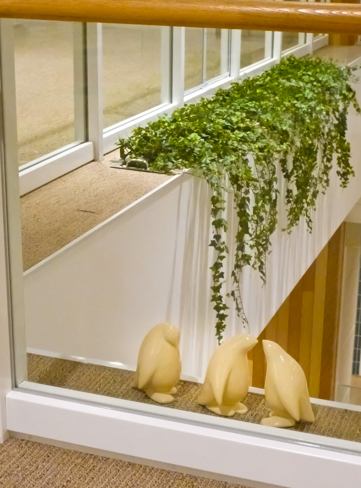 港北ノースポートモールに設置になったペンギンのアートオブジェ「- P.Parade -Social studies visit」の設置された様子です。ポリレジンでできており、陶器用の風合いの質感です。館内設置の様子。