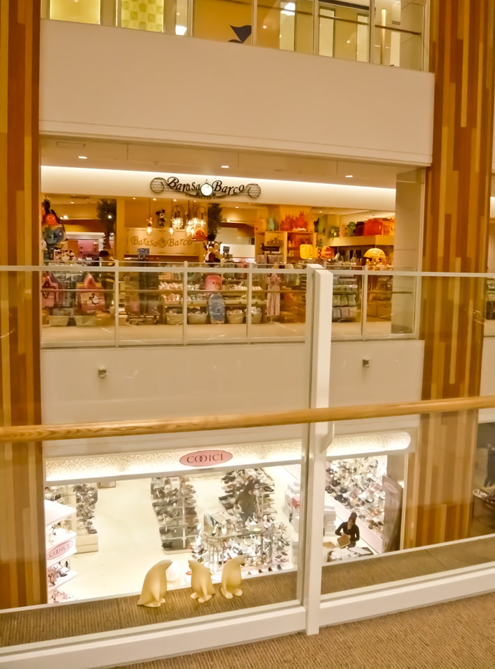 港北ノースポートモールに設置になったペンギンのアートオブジェ「- P.Parade -Social studies visit」の設置された様子です。ポリレジンでできており、陶器用の風合いの質感です。館内設置の様子。