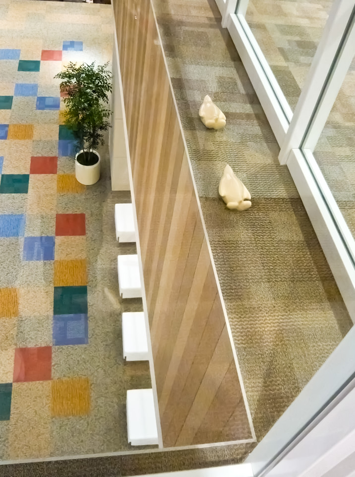 港北ノースポートモールに設置になったペンギンのアートオブジェ「- P.Parade -Social studies visit」の設置された様子です。ポリレジンでできており、陶器用の風合いの質感です。館内設置の様子。