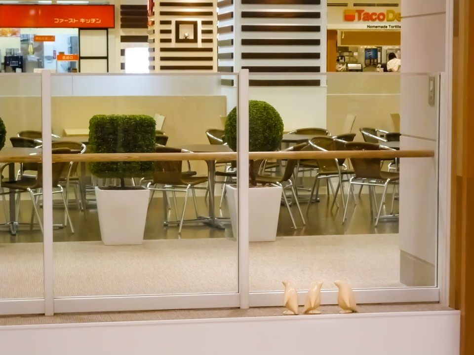 港北ノースポートモールに設置になったペンギンのアートオブジェ「- P.Parade -Social studies visit」の設置された様子です。ポリレジンでできており、陶器用の風合いの質感です。館内設置の様子。