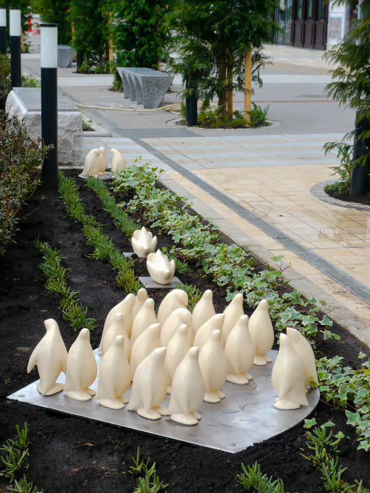 港北ノースポートモールに設置になったペンギンのアートオブジェ「- P.Parade -Social studies visit」の設置された様子です。ポリレジンでできており、陶器用の風合いの質感です。外構設置の様子。