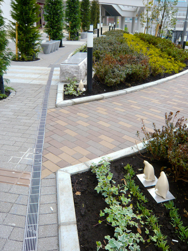 港北ノースポートモールに設置になったペンギンのアートオブジェ「- P.Parade -Social studies visit」の設置された様子です。ポリレジンでできており、陶器用の風合いの質感です。外構設置の様子。