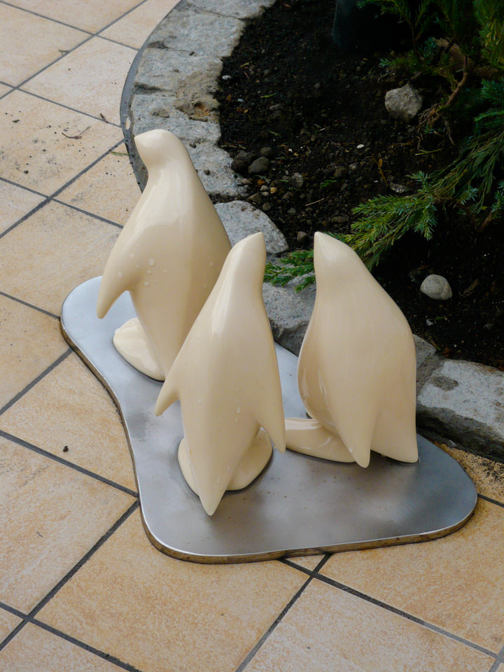 港北ノースポートモールに設置になったペンギンのアートオブジェ「- P.Parade -Social studies visit」の設置された様子です。ポリレジンでできており、陶器用の風合いの質感です。外構設置の様子。